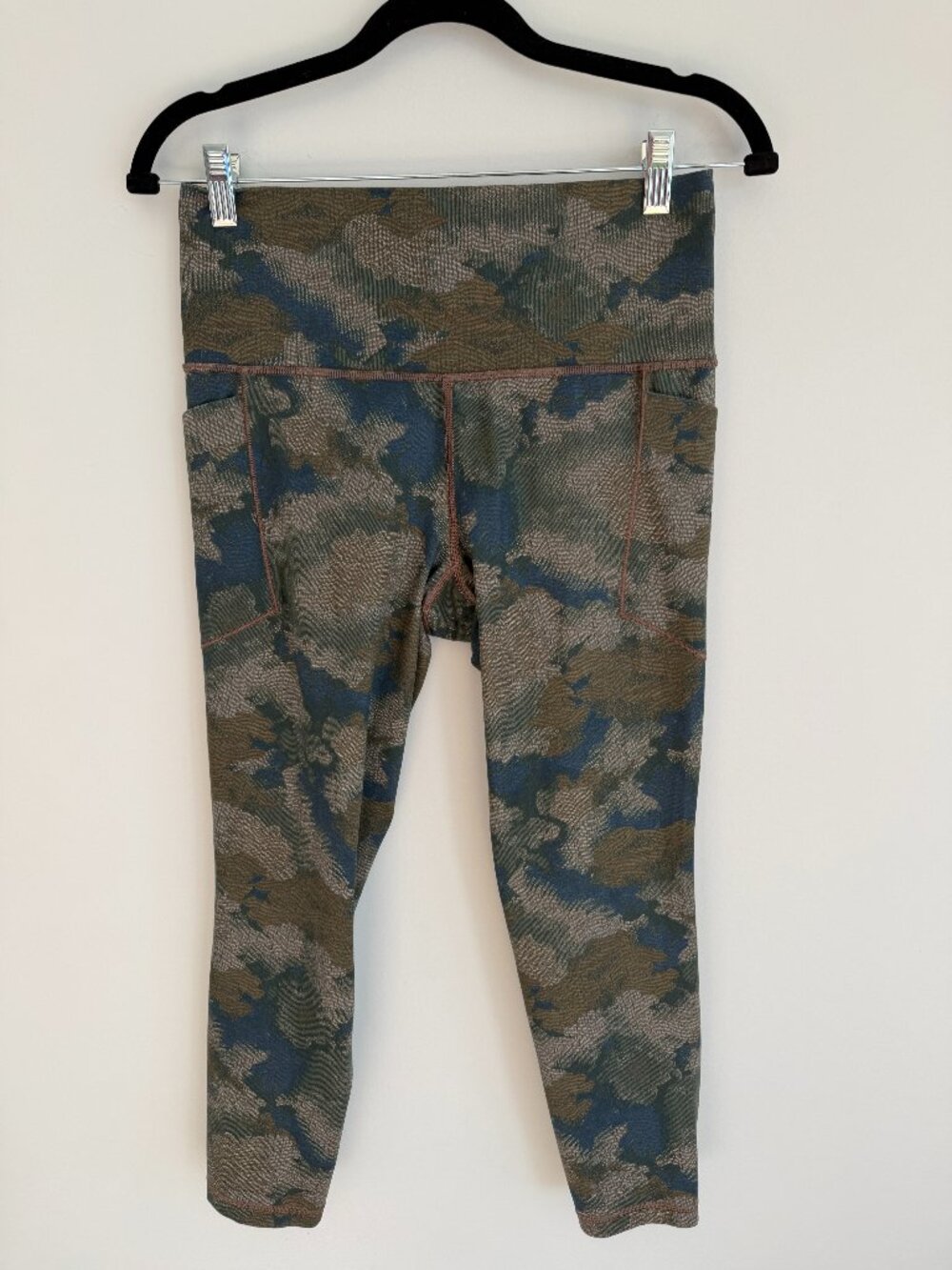 Athleta Salutation Stash 7/8 Leggings Size M Camo Topiary Green Blue EUC